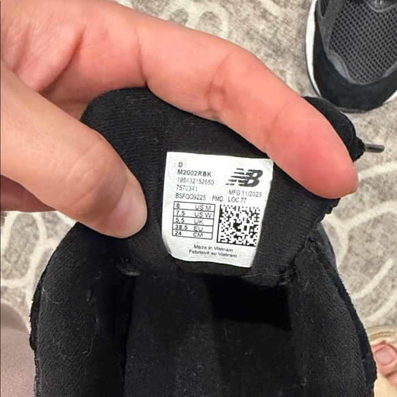NWOT New Balance Black 2002R Sneakers 7.5 - Picture 7 of 7